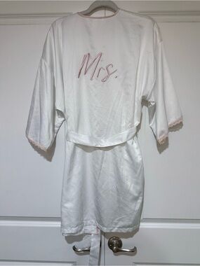 Lilac & London Mrs. Satin Bridal Robe in White with Pink Trim